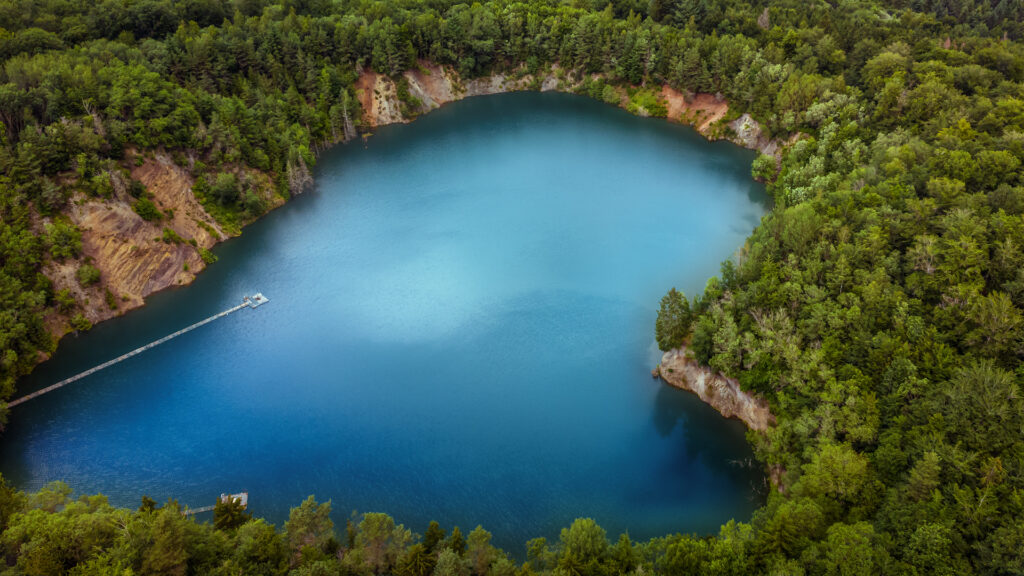 Luftaufnahme von einem wunderschönen See in Deutschland