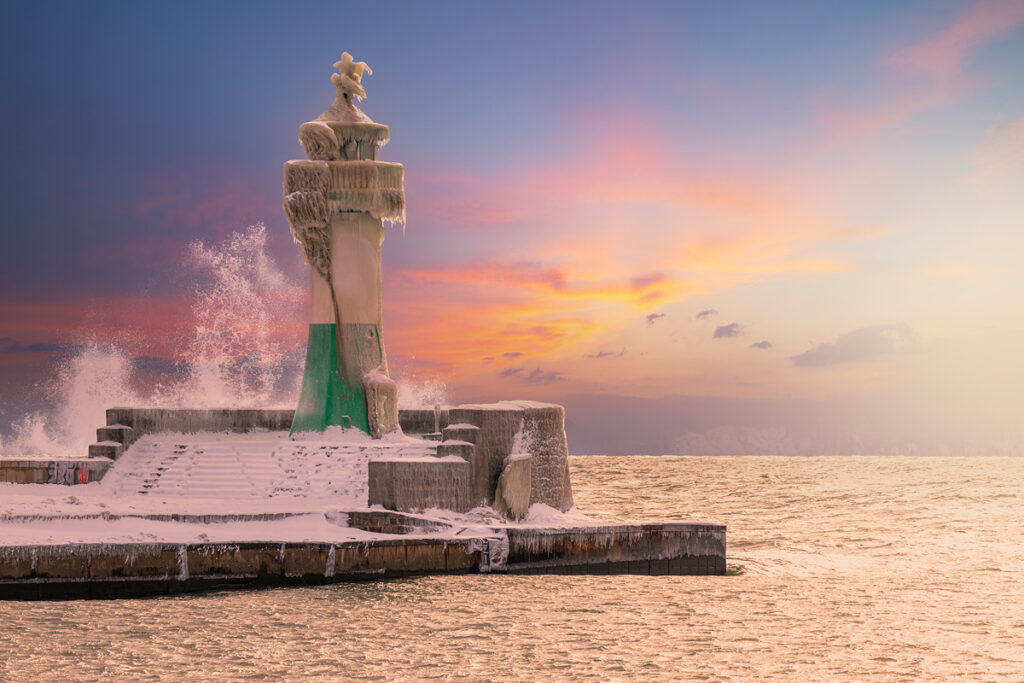 Bild vom Leuchtturm am Hafen von Sassnitz auf Rügen bei Eis